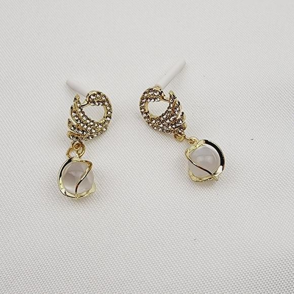 Swan Shaped Dangle Fashion Earrings - Picture 5 of 7